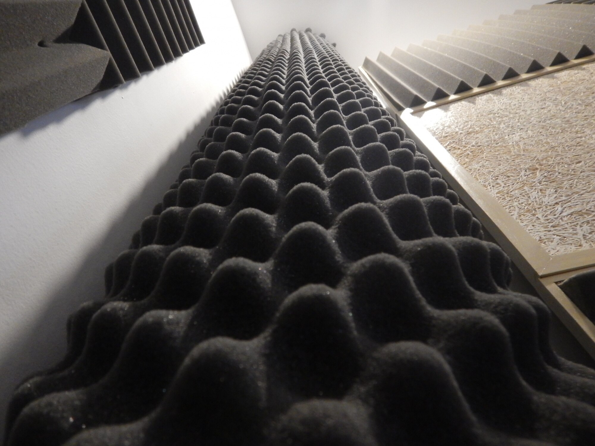 Detalle de elementos textiles que absorben el sonido